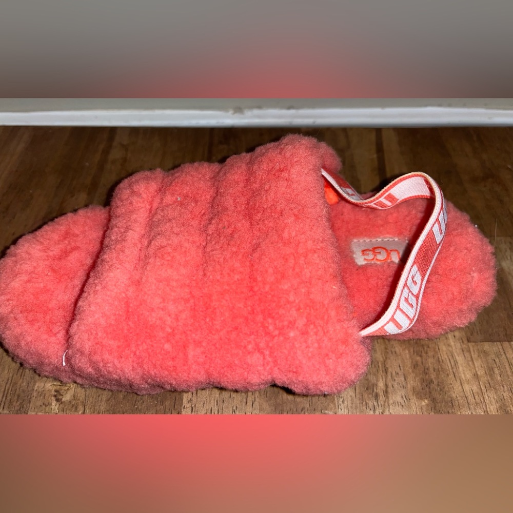 NWOT Cute! Pink Fuzzy Ugg Flip Flops with large logo strap size 6.